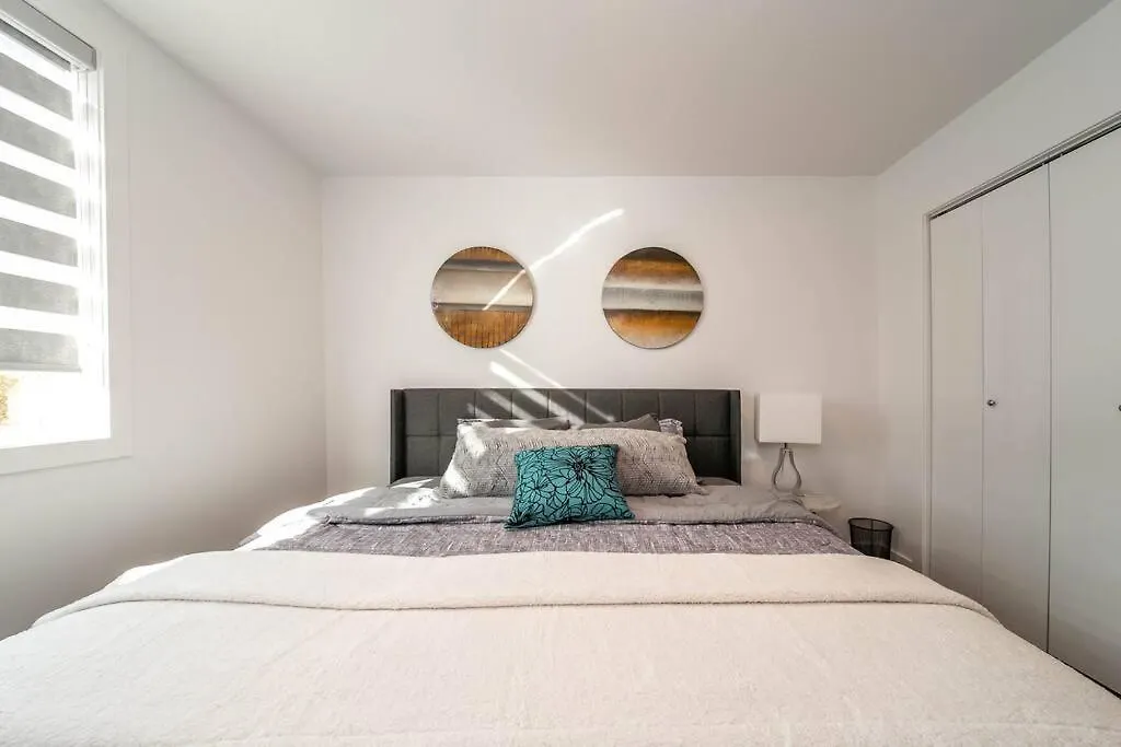 Stylish Close To D/T Free Parking King Bed 2Bed Edmonton Lejlighed