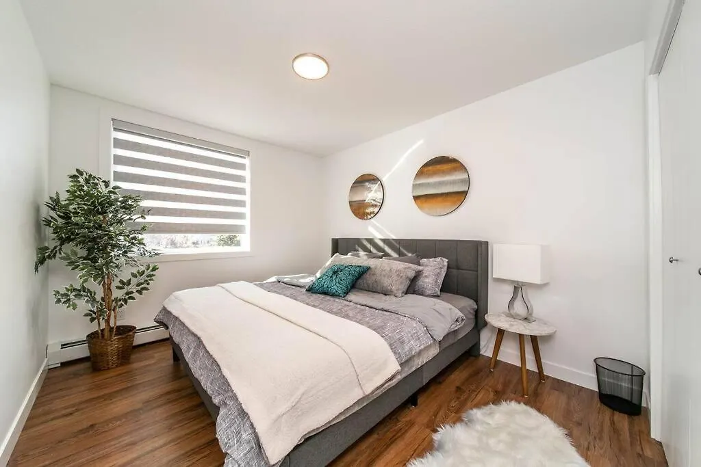 Stylish Close To D/T Free Parking King Bed 2Bed Edmonton Canada