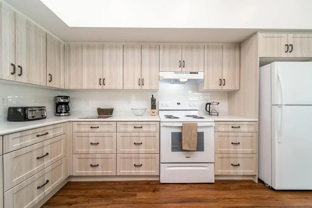 Stylish Close To D/T Free Parking King Bed 2Bed Edmonton Lejlighed