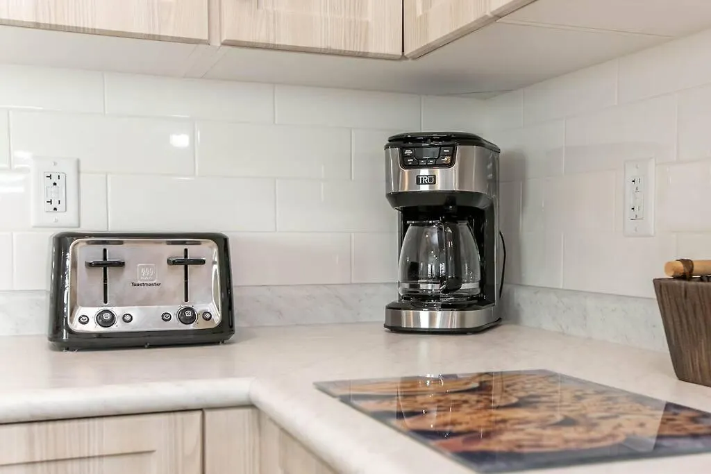 Stylish Close To D/T Free Parking King Bed 2Bed Edmonton Lejlighed