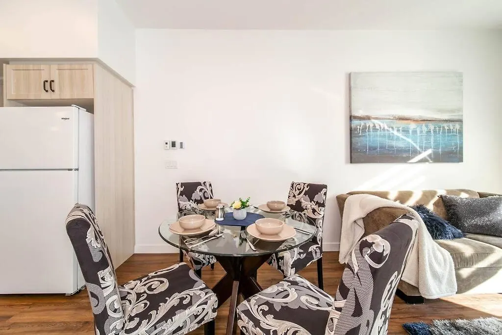 Stylish Close To D/T Free Parking King Bed 2Bed Edmonton Lejlighed